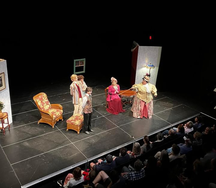 The Importance of being Earnest – and of community theatre in the Eastern Townships 